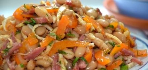 Салат с фасолью и с яичными блинчиками
