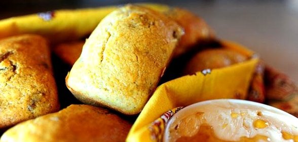 Кукурузный мини-хлеб с клюквой и орехами