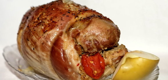 Рулет из бедра индейки с крекерами и помидорами черри