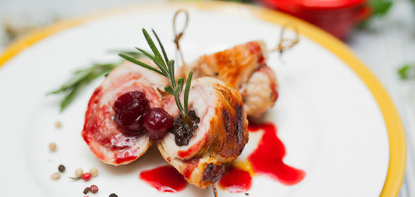 Рулетики из индейки с клюквенным соусом