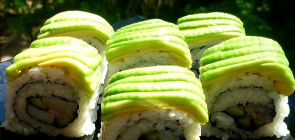 Суши с копченым палтусом,авокадо и свежим огурцом