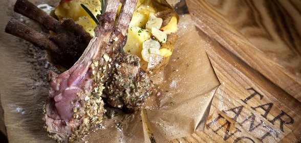 Корейка теленка с мятым картофелем и соусом Али-олио