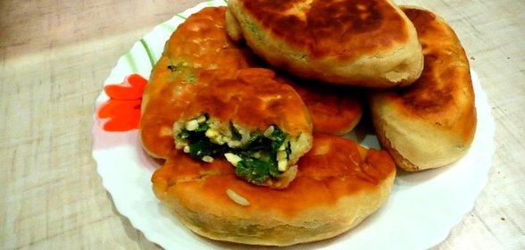 Жареные пирожки с рисом яйцом и зеленым луком
