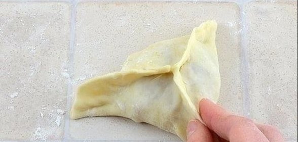 Самса, нежное куриное мясо в хрустящем слоеном тесте