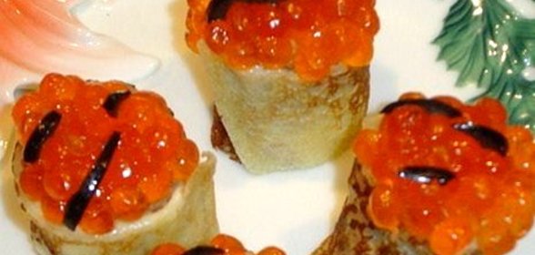 Блинные рулетики с творожным сыром и икрой