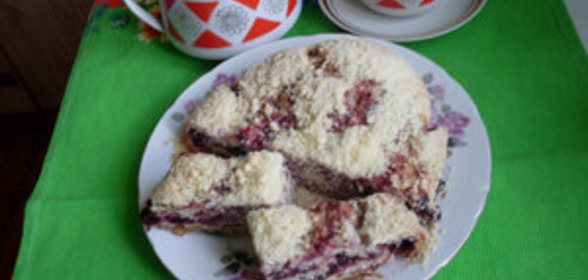 Рулет с черной смородиной и штрейзелем