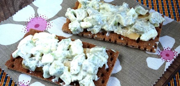 Бутерброды с авокадо сыром и яйцом