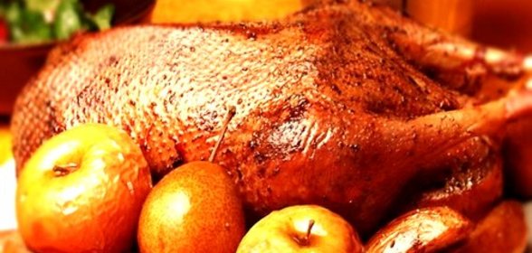 Гусь фаршированный яблоками и черносливом