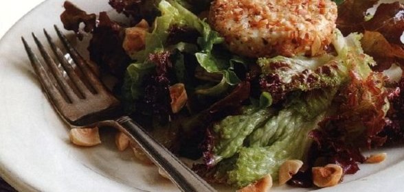 Жареный козий сыр с салатными листьями