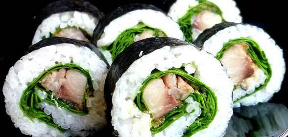 Суши с копченой скумбрией, шпинатом и икрой мойвы