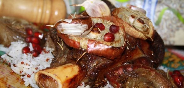 Запеченная в луке баранья лопатка с рисом и киноа