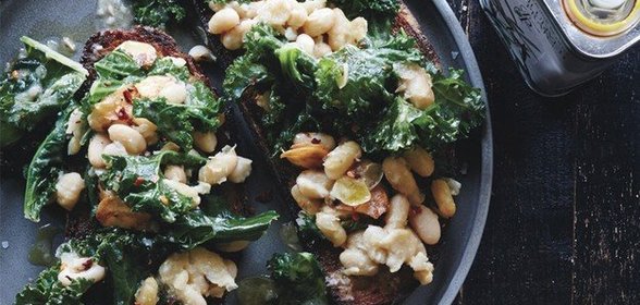 Брускетта с фасолью и зеленью