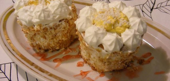Бисквитные пирожные Маргаритки с заварным кремом и сливками