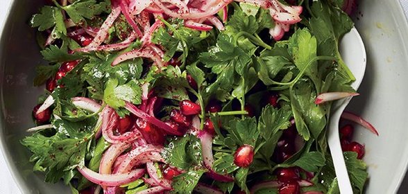 Салат из сельдерея, петрушки и граната