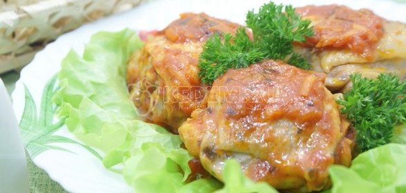 Куриные бёдрышки с томатами в мультиварке