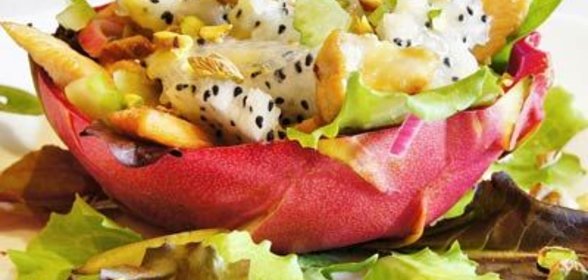 Легкий куриный салат с питахайей и заправкой из маракуйи