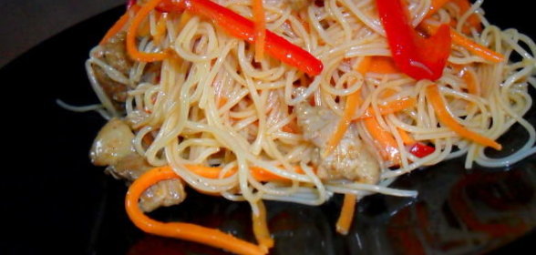 Рисовая лапша с мясом и овощами