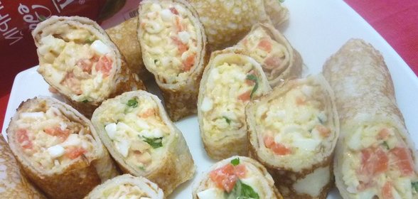Блинчики-трубочки с сырным салатом