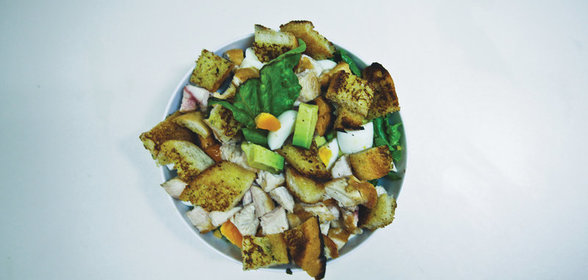 Салат с авокадо и чесночными гренками