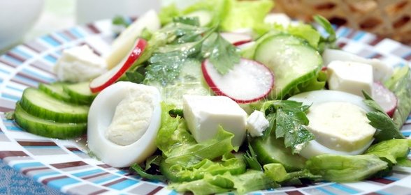 Салат с редисом, огурцом, сыром и яйцом «Тео»
