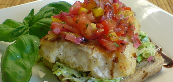 Треска жареная на тосте с салатом и сальсой//Рыбный день-четверг!