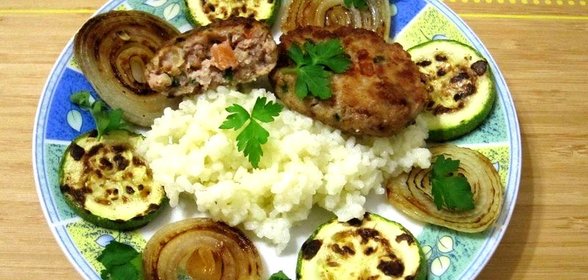 Котлеты с помидорами и кабачками с рисом на гарнир