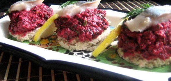 Закуска с сельдью, свекольным песто и грецкими орехами