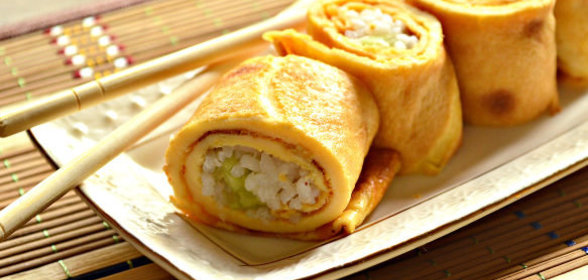 Роллы из яичных блинчиков с рисом и огурцом