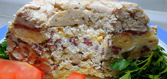 Очень мясной «пирог» с курицей, колбасой и яйцами или праздничный куглоф