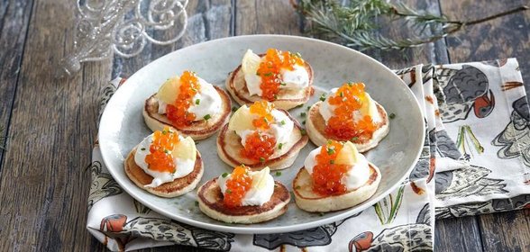Мини-блинчики со сметанным кремом и икрой