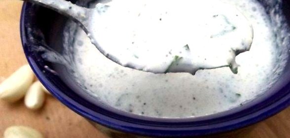 Чесночный соус со сметаной