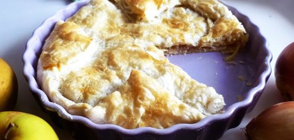 Корнуолльский пирог из лука с яблоками