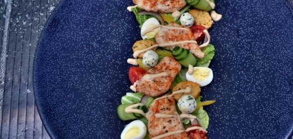 Салат с курицей и сырными шариками