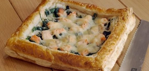 Слоеный пирог с форелью и шпинатом