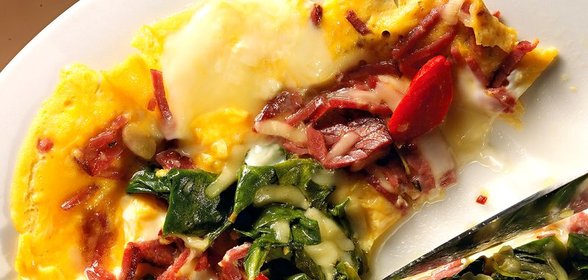 Омлет с бастурмой и шпинатом