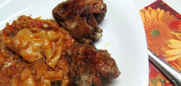 Куриные крылышки с гарниром из капусты