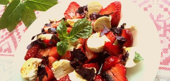 Салат с клубникой и адыгейским сыром