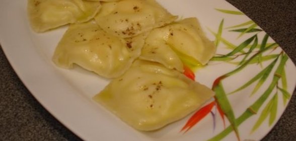Равиоли с сыром рикотта, перепелиным желтком в трюфельном масле