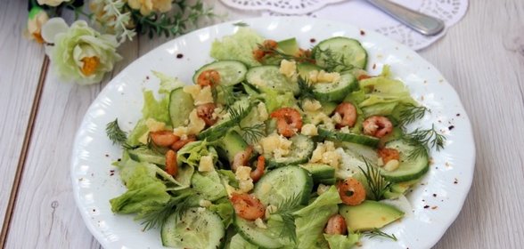 Зеленый салат с креветками и твердым сыром