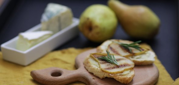 Брукетта с благородными сырами и грушей-гриль