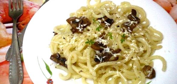 Макароны с грибами под сыром