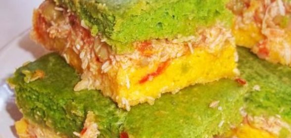 Зелено-желтый пирог с куриной начинкой