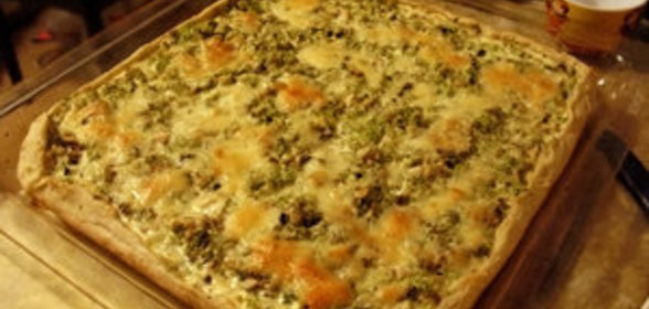 Лоранский пирог с курицей, грибами и брокколи