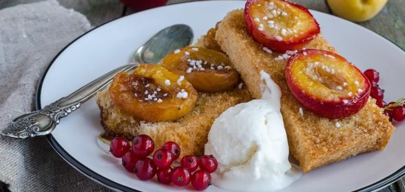 Гренки со сливами и абрикосами.