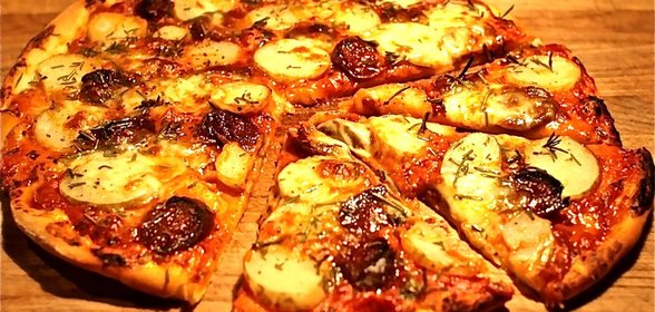 Пицца с картошкой и колбасой