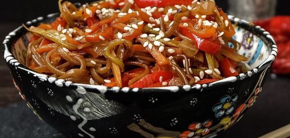 Гречневая лапша, приготовленная в воке, с соусом Якисоба