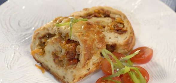 Рыбный рулет с луком-пореем