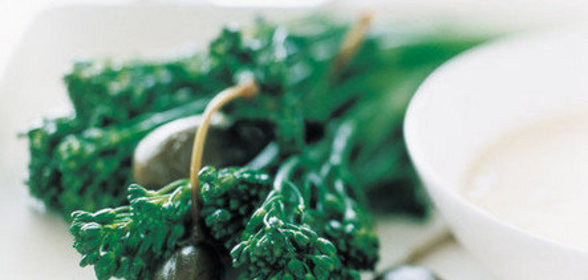 Брокколи на пару с каперсовым майонезом