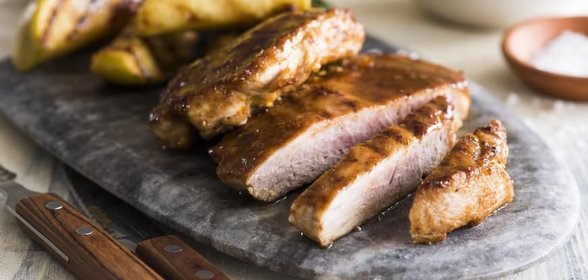 Свиные отбивные с яблоками