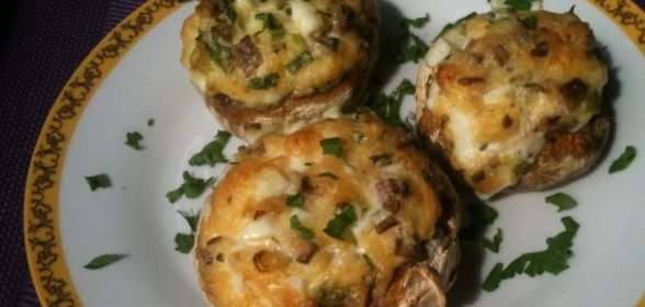 Фаршированные сыром и яйцами шампиньоны